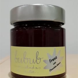 Mermelada de fresa con trozos de chocolate blanco